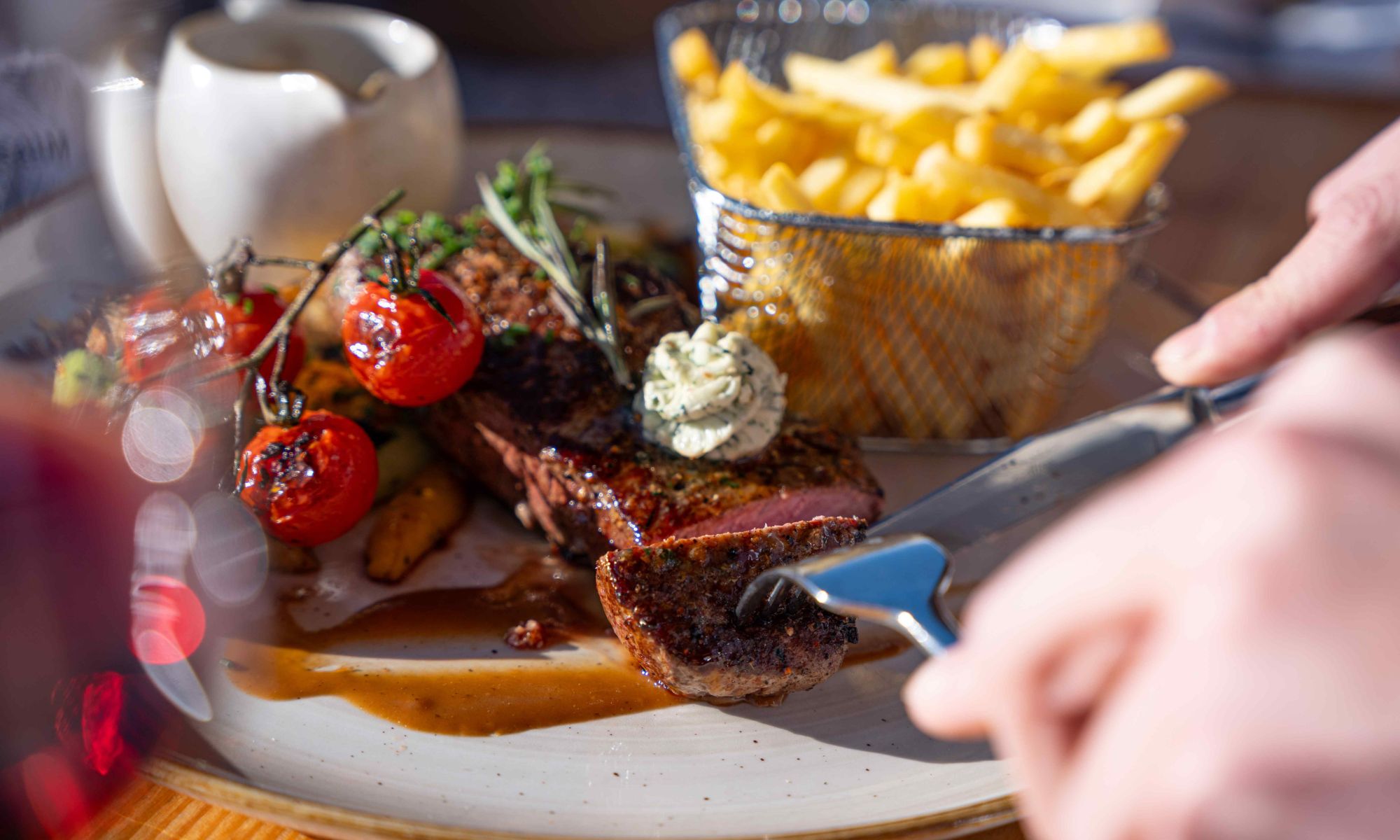 breitfussalm-saalbach-hinterglemm-alpenkueche-genuss-knusprige-pommes-huettenflair-steak-kraeuterbutter-frische-zutaten