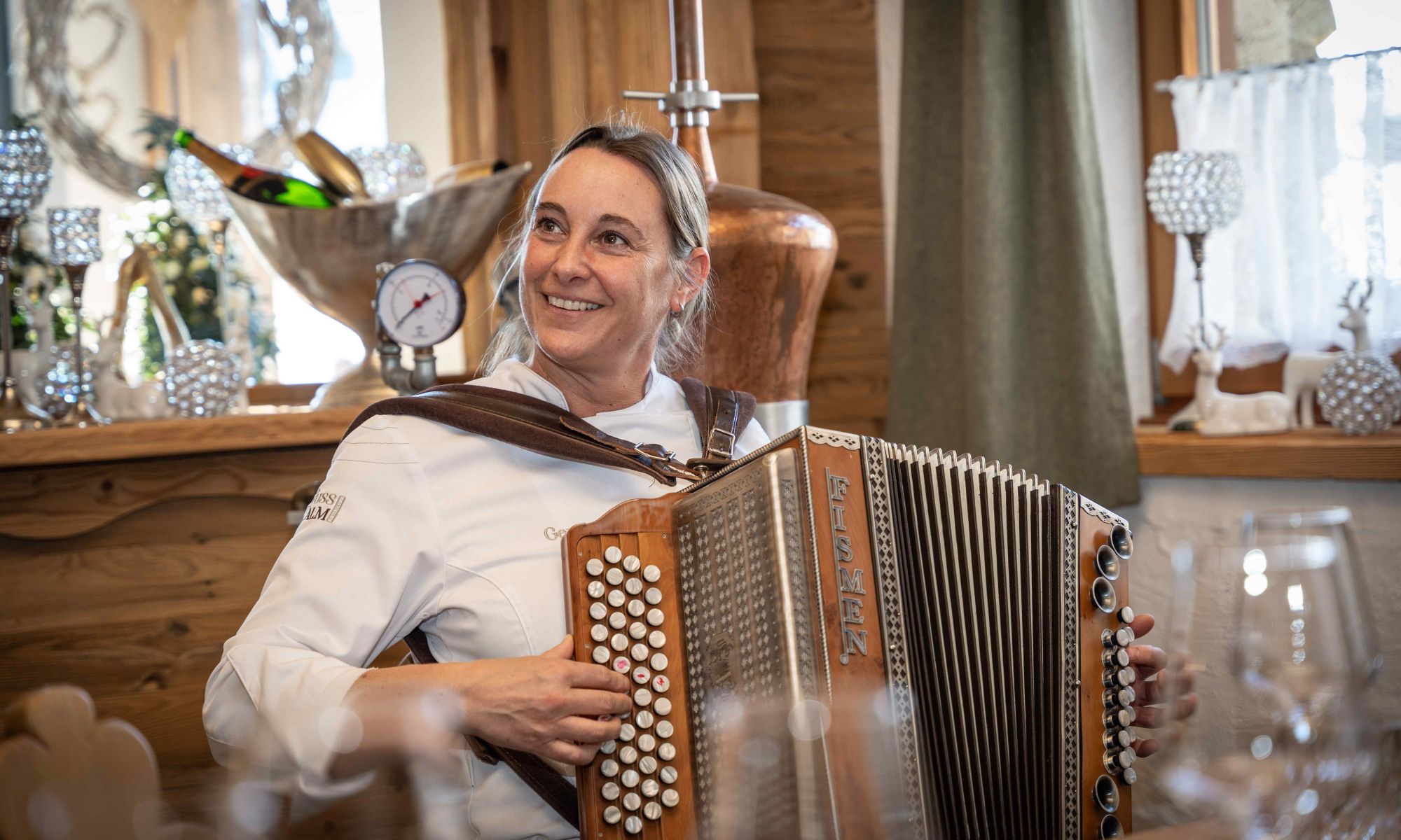 breitfussalm-saalbach-hinterglemm-huettenabend-mit-musik-traditionelle-gemuetlichkeit